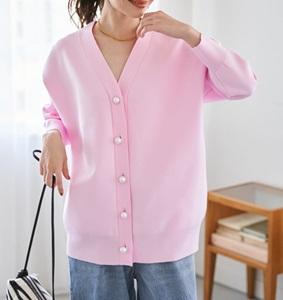  La boutique BonBon (ラブティックボンボン)のパールスポンディッシュVネックカーディガン