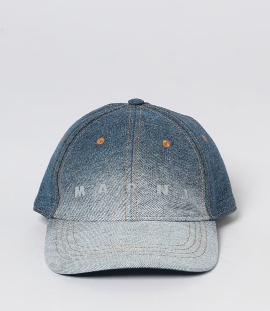 Instagram 阿部亮平 着用 MARNI ロゴ入りウルトラマリンハット ブルーのデニムキャップ