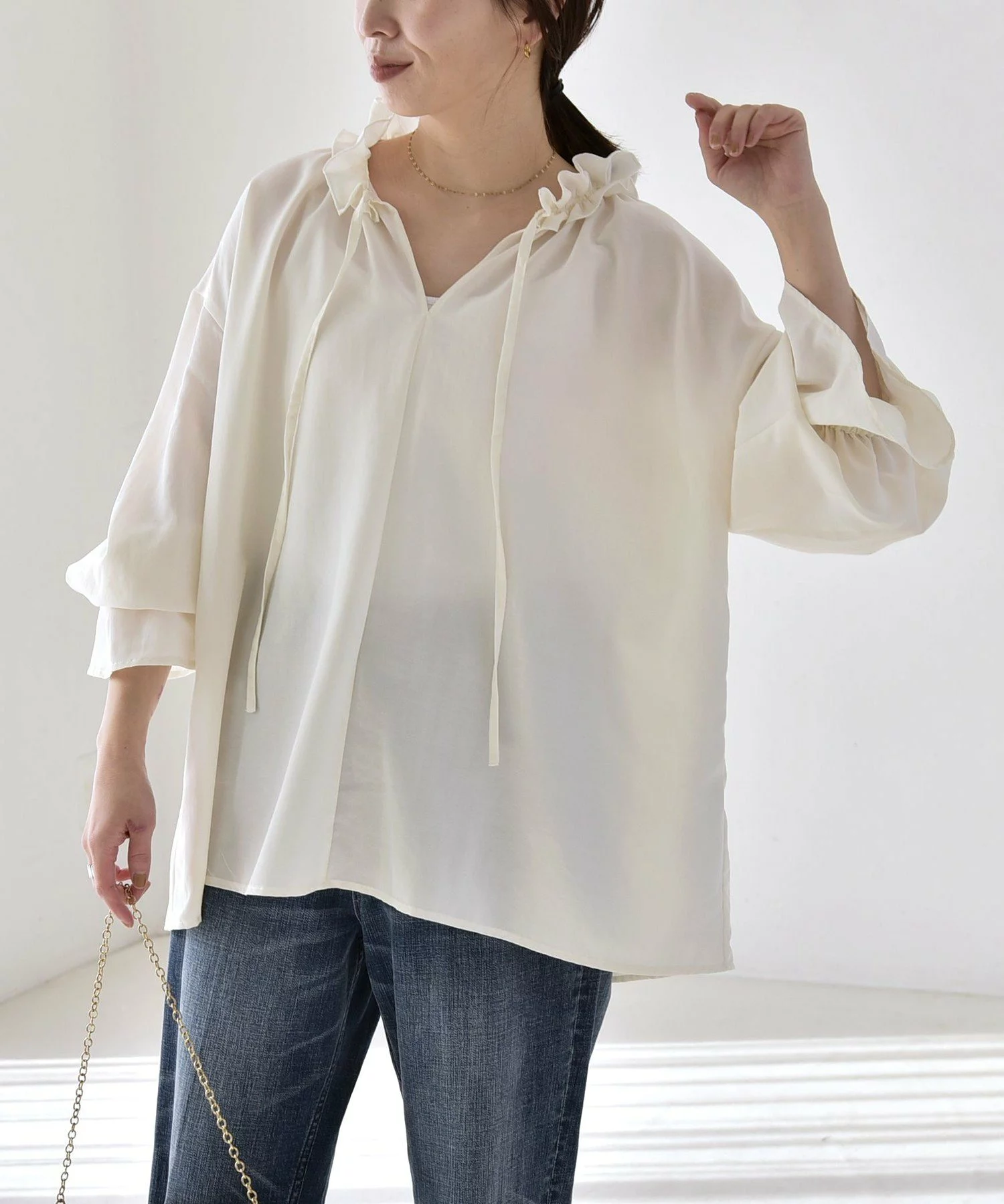 あさイチ 鈴木奈穂子 着用ブラウスに似たアイテム quaranciel 〈洗濯機可能〉フリルカラー リボン ギャザースリーブ ブラウス アイボリーのブラウス(モデル着用画像)