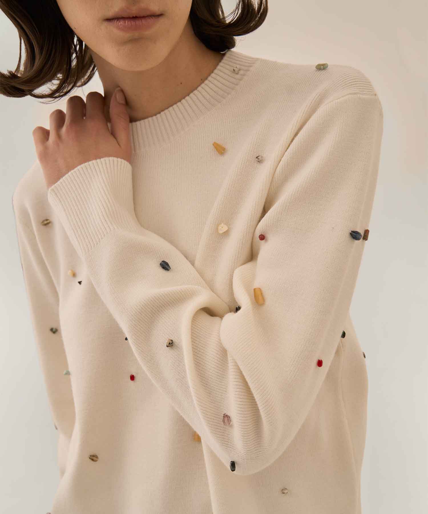 あさイチ 鈴木奈穂子 着用 AKIRANAKA Aila glass beads& ores knit pullover アイボリーのビーズ付きニット(モデル着用画像)