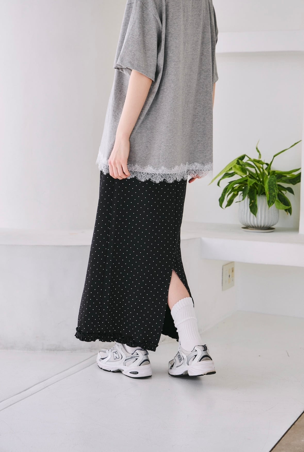 溺愛カレシの作り方4話 与田祐希 着用 mite frill dot sk ブラックのドット柄スカート（モデル着用画像）