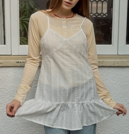 溺愛カレシの作り方4話 与田祐希 着用 Birthday room ノースリーブチュニック ホワイトのレース柄チュニック（モデル着用画像）