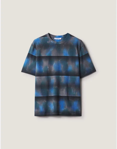 笑ってコラえて！ 塩﨑太智 着用 MAISON KITSUNE WATERCOLOR STRIPES COMFORT TEE-SHIRT ブルー×グレー×ブラックのTシャツ